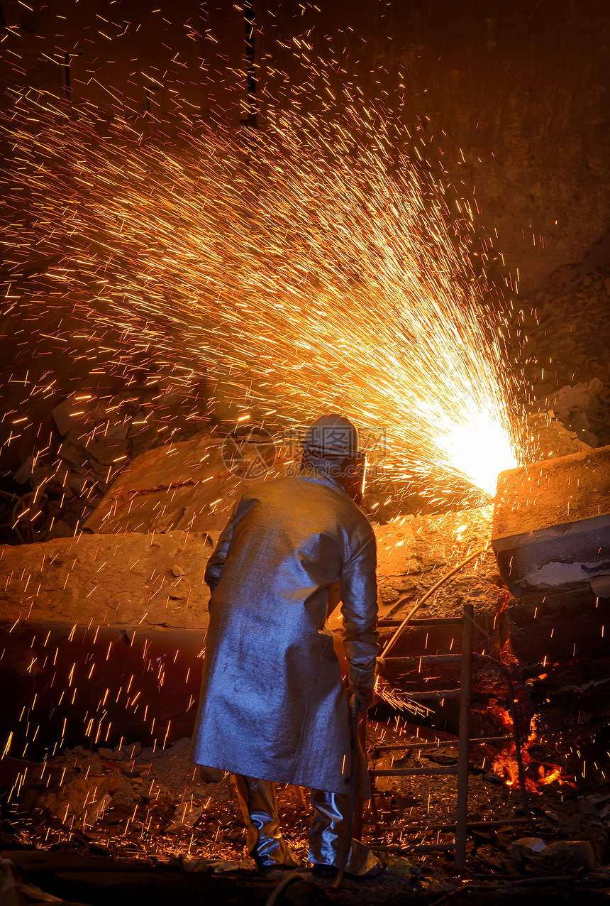 焊工钢铁厂切割金属图片