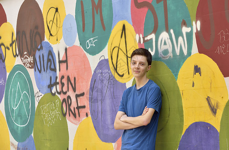 涂鸦墙附近的青少男孩肖像男的高清图片素材