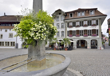 瑞士敦市市政厅广场的喷泉图片