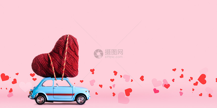 蓝色复古玩具车交付工艺心情人节粉红色背景与纸屑图片