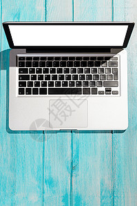 现代笔记本电脑,蓝色桌子上空白屏幕,看图片