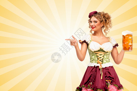 美丽的微笑,感的啤酒节女服务员,穿着传统的巴伐利亚连衣裙,戴着啤酒杯聚会高清图片素材