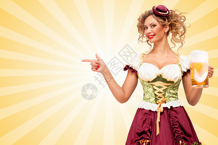 十月女孩美丽的微笑,感的啤酒节女服务员,穿着传统的巴伐利亚连衣裙,戴着啤酒杯,背景