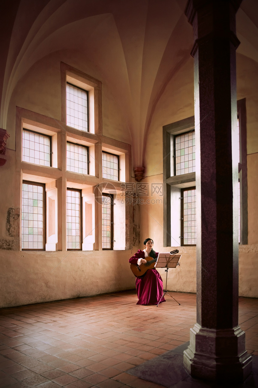 位妇女波兰马尔博克城堡的个大房间里弹吉他图片
