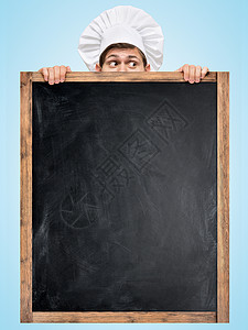 餐厅厨师躲个大的空黑板后,准备份价格的商务午餐菜单图片