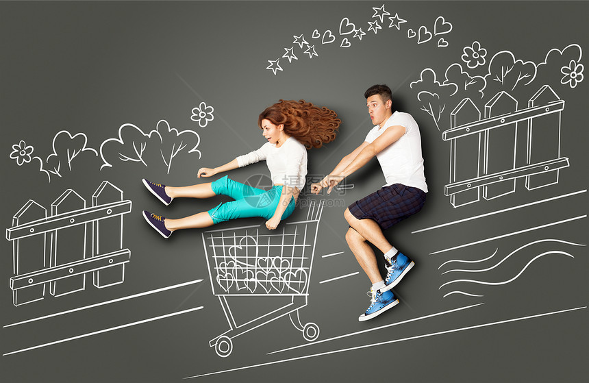 快乐情人节爱情故事的,浪漫的夫妇粉笔画背景男人骑着他的女朋友街上的购物车里图片
