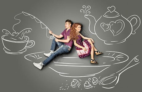 快乐情人节的爱情故事,浪漫的夫妇坐茶托上,粉笔画背景下的茶杯里钓鱼图片