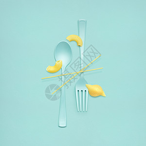 用叉子刺一下午餐时间用叉子勺子的创造的静物生粉供应背景