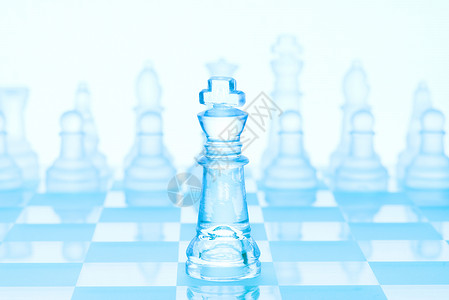 国际象棋的,个冰霜的国王站棋盘上的棋子前图片