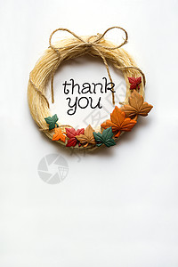 创意感恩节照片的花环与树叶制成的白色背景背景图片