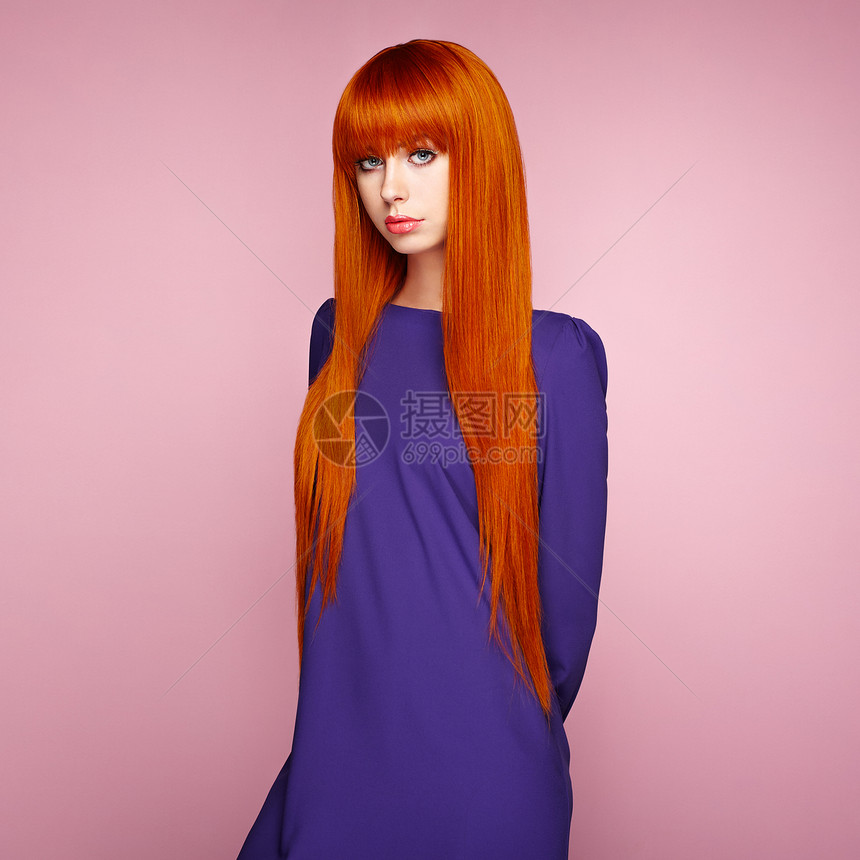 红发美女的肖像彩色长发完美的化妆穿着优雅紫罗兰色连衣裙的女孩红色假发时尚照片图片