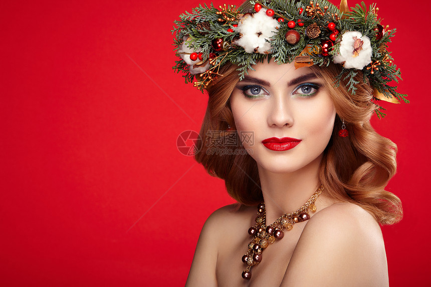 带诞花环的美丽轻女人的肖像美丽的新诞树假日发型化妆美女肖像孤立白色背景上五颜六色的妆容头发图片