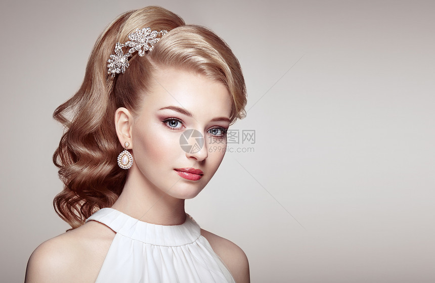 时尚的轻美女肖像与珠宝优雅的发型留着长长波浪头发的金发女孩完美的化妆美女风格的女人钻石配件图片