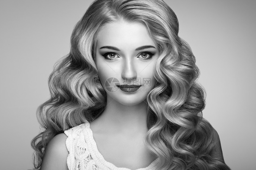美丽的女孩,长长的波浪闪亮的头发卷发的金发女人完美的化妆时尚照片黑白照片图片