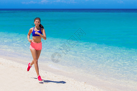 女人海滩上跑步美丽的轻健身女子海滩上跑步图片