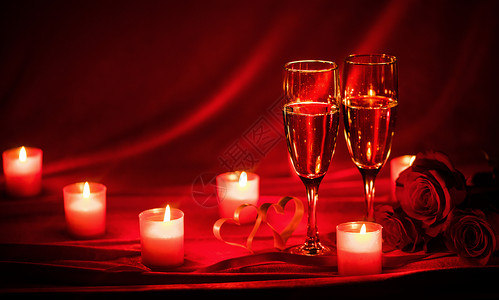情人节庆祝活动,杯香槟,蜡烛,玫瑰红丝上的心背景图片