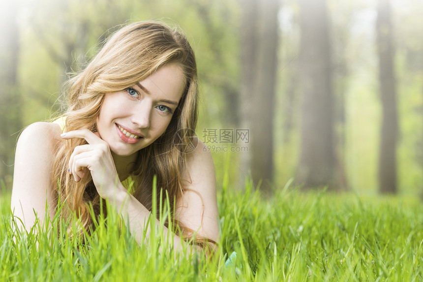 公园里漂亮的轻女人红头发金发浪漫美丽的轻女人躺公园的草地上图片