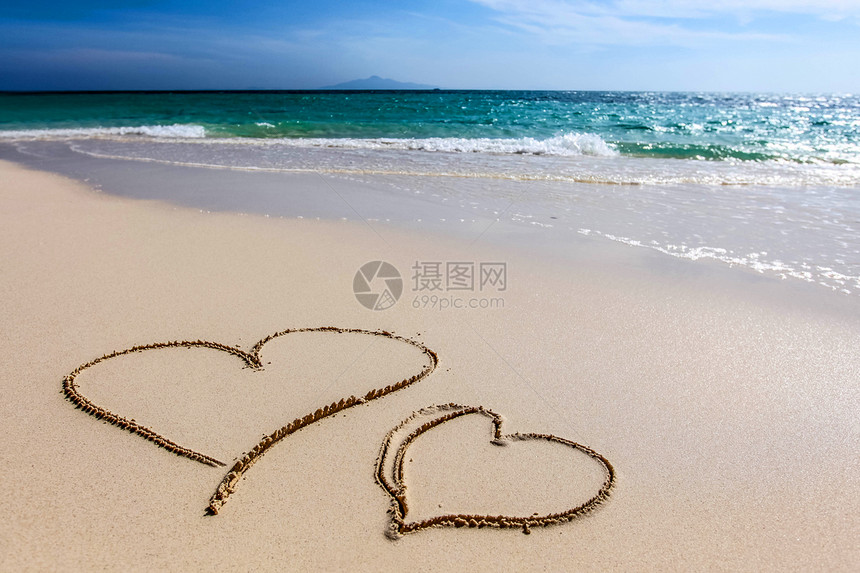 心画沙滩两颗心画白色的沙滩大海上图片