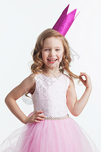快乐的小公主女孩快乐的小公主女孩穿着粉红色的衣服,皇冠被隔离白色的背景上背景图片
