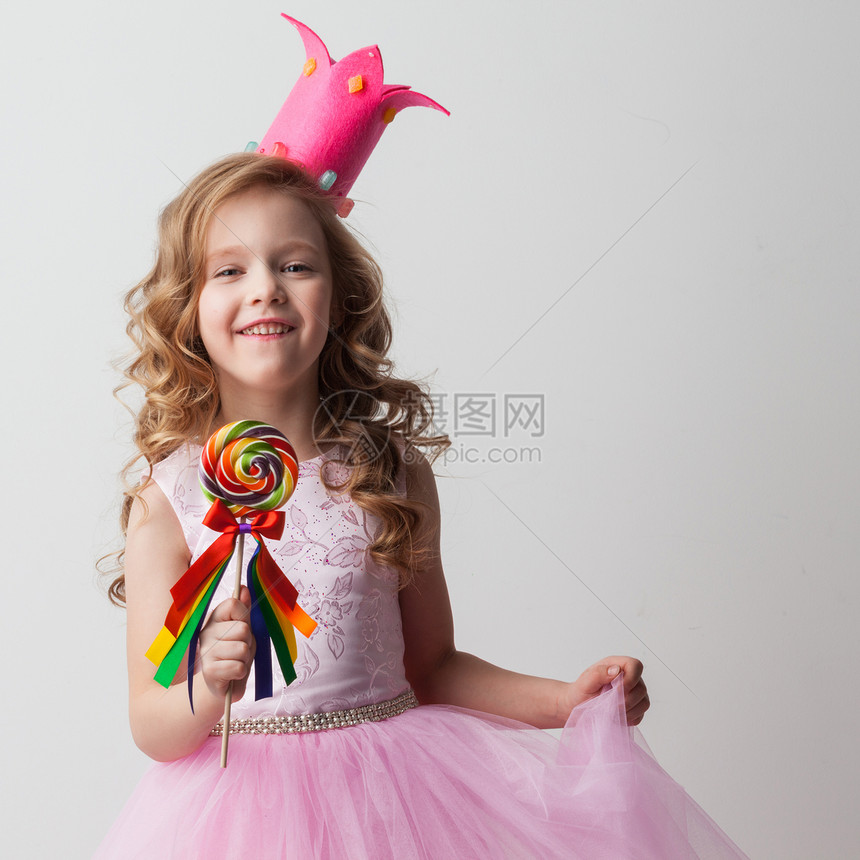 糖果公主女孩美丽的糖果公主女孩皇冠上着大棒棒糖微笑图片