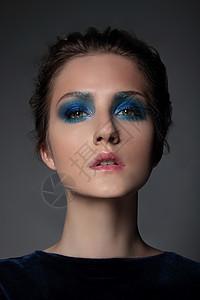 用蓝色化妆的女孩模特的肖像眼影,明亮图片