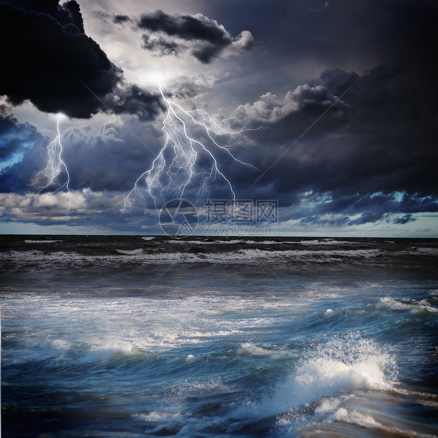 晚上暴风雨暴风雨海上闪电的黑夜形象图片