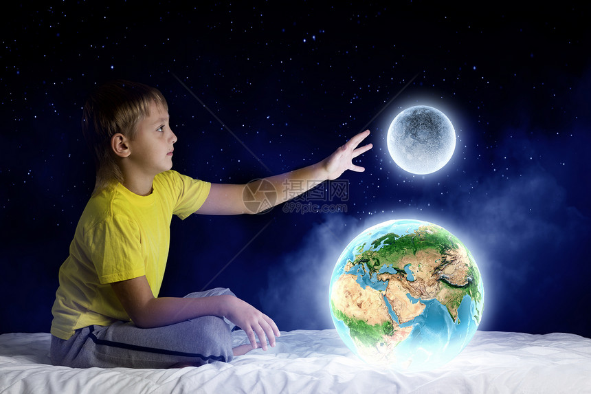 晚上梦可爱的男孩坐床上抱着地球这幅图像的元素由美国宇航局提供的图片