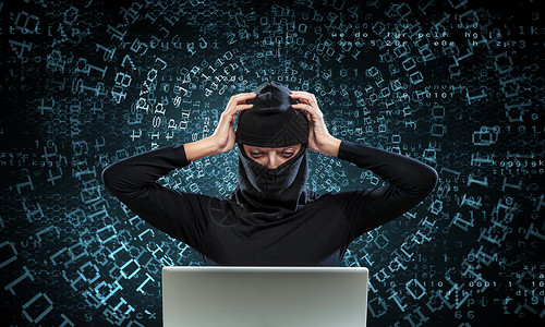 笔记本和女黑客互联网安全穿深色衣服的黑客女人数字背景下用笔记本电脑设计图片