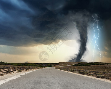 自然灾害强大的龙卷风闪电上方的乡村道路背景图片