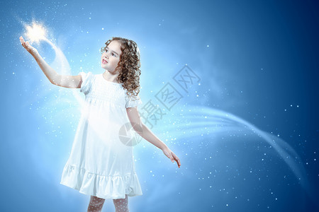 魔法泡泡魔法光的孩子带着魔法灯的小女孩处发光背景