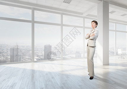 顶层办公室的女商人优雅的女商人现代办公室内部靠窗全景图片