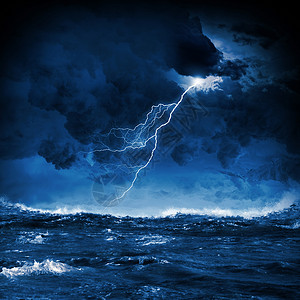 海上雷雨大浪闪电的夜晚暴风雨海的形象背景图片