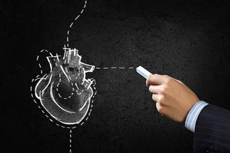 心脏手术用粉笔黑色上手绘人类的心脏图片