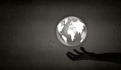 人类手握数字地球行星代表全球技术背景图片