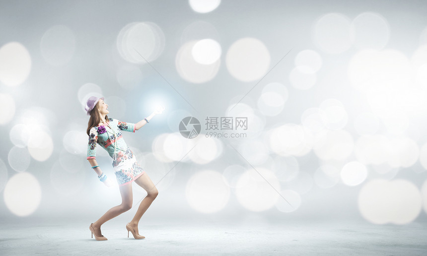 跳舞的女人穿着彩色衣服帽子的轻女人波基背景下跳舞图片