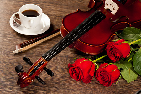红玫瑰小提琴桌子上红玫瑰小提琴背景图片