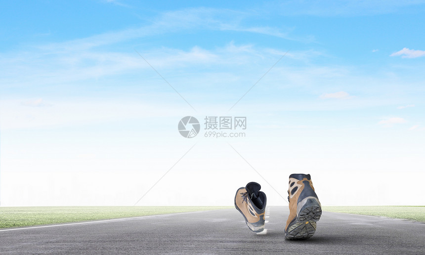 徒步旅行冒险双徒步旅行者靴子走通往城市的路上图片