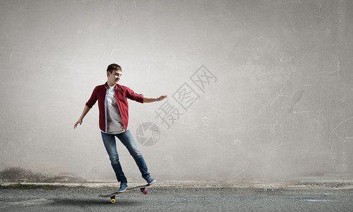 滑板上的家伙英俊的少酷酷的男孩骑滑板背景图片