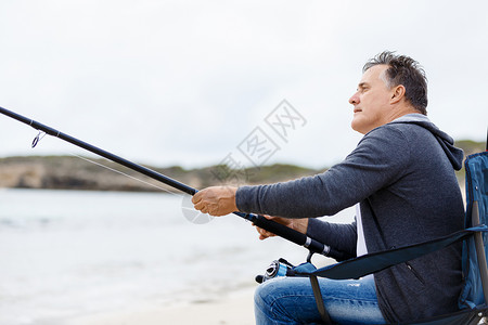 渔夫的照片渔夫用鱼竿钓鱼的照片图片