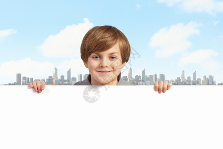个空白广告牌的男孩小男孩着个空白的白色广告牌图片