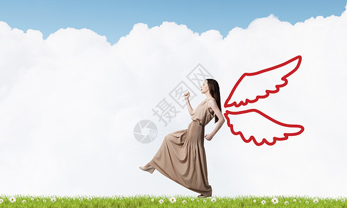 穿裙子的天女孩迷人的女人后带着天的翅膀奔跑高清图片