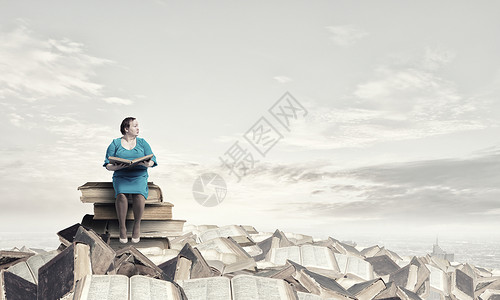 胖女人加上尺码中妇女,手里着书图片