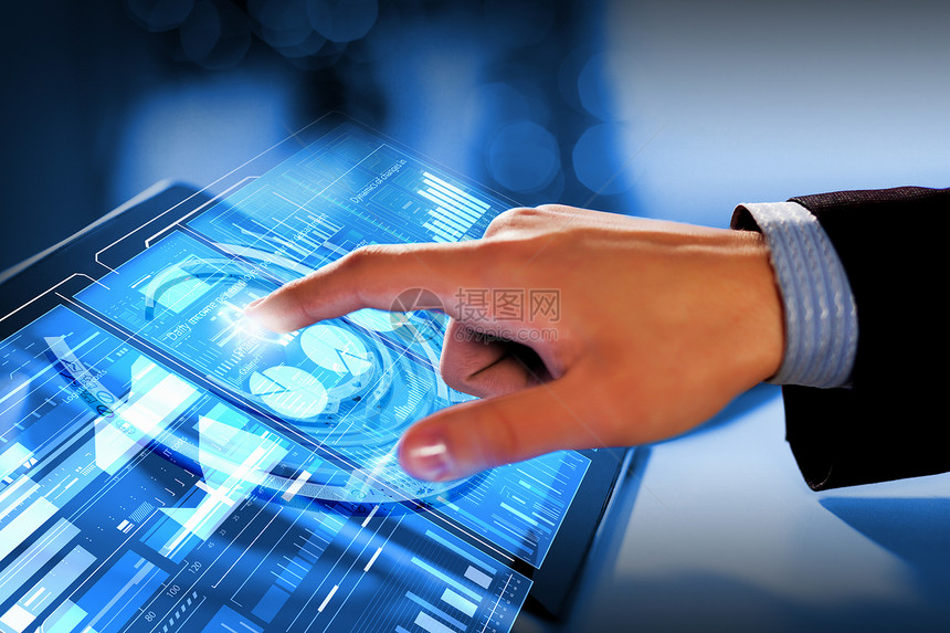 用现代技术手指触摸平板电脑上的蓝调屏幕图片