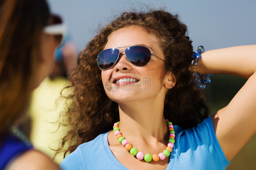 青春友谊吸引力的轻女户外玩得很开心暑假图片