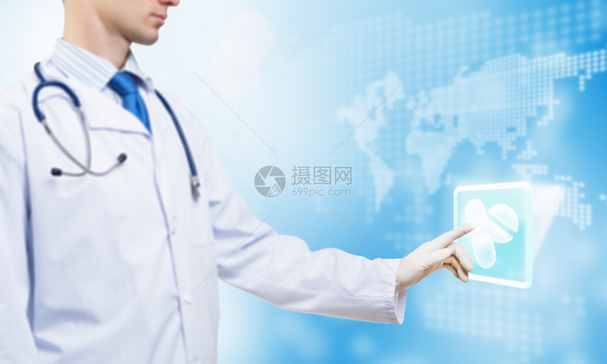 医学创新技术的男医生与听诊器工作与虚拟屏幕板图片