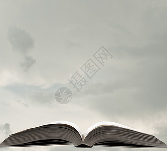 许多打开的书之打开了许多关于天空背景的书背景图片