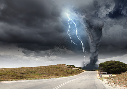 自然灾害强大的龙卷风闪电上方的乡村道路背景图片