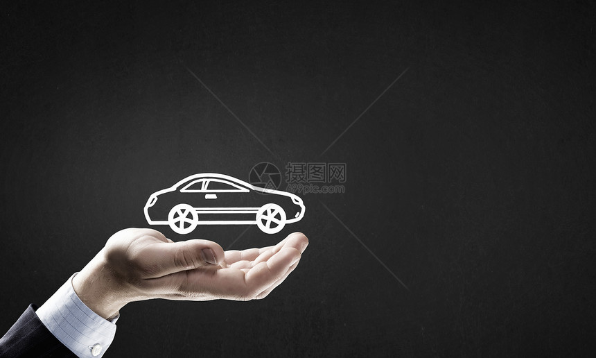 汽车保险灰色背景的汽车的商人之手图片
