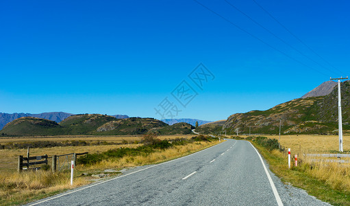 乡村道路电源线风景如画新西兰阿尔卑斯山道路的自然景观背景