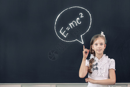 学校女孩黑板上用手指指向科学公式物理公式图片